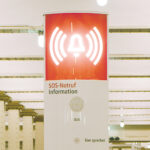 ARCUS SOS Stele mit beleuchtetem Kopfschild und Gegensprechanlage