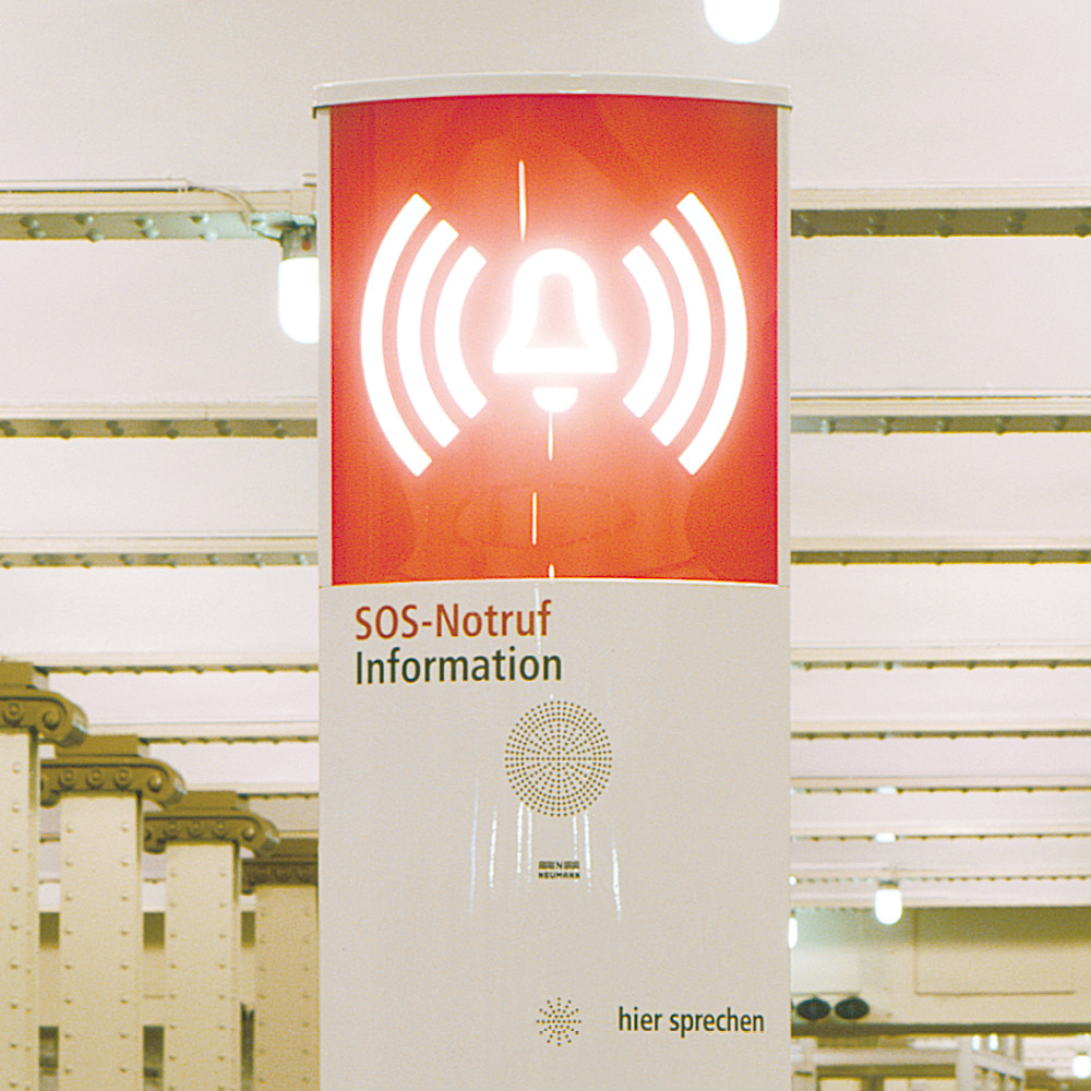 ARCUS SOS Stele mit beleuchtetem Kopfschild und Gegensprechanlage
