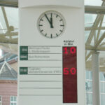 Uhrenmodul (analog) und Abfahrts­zeitenmodul für ARCUS Stele