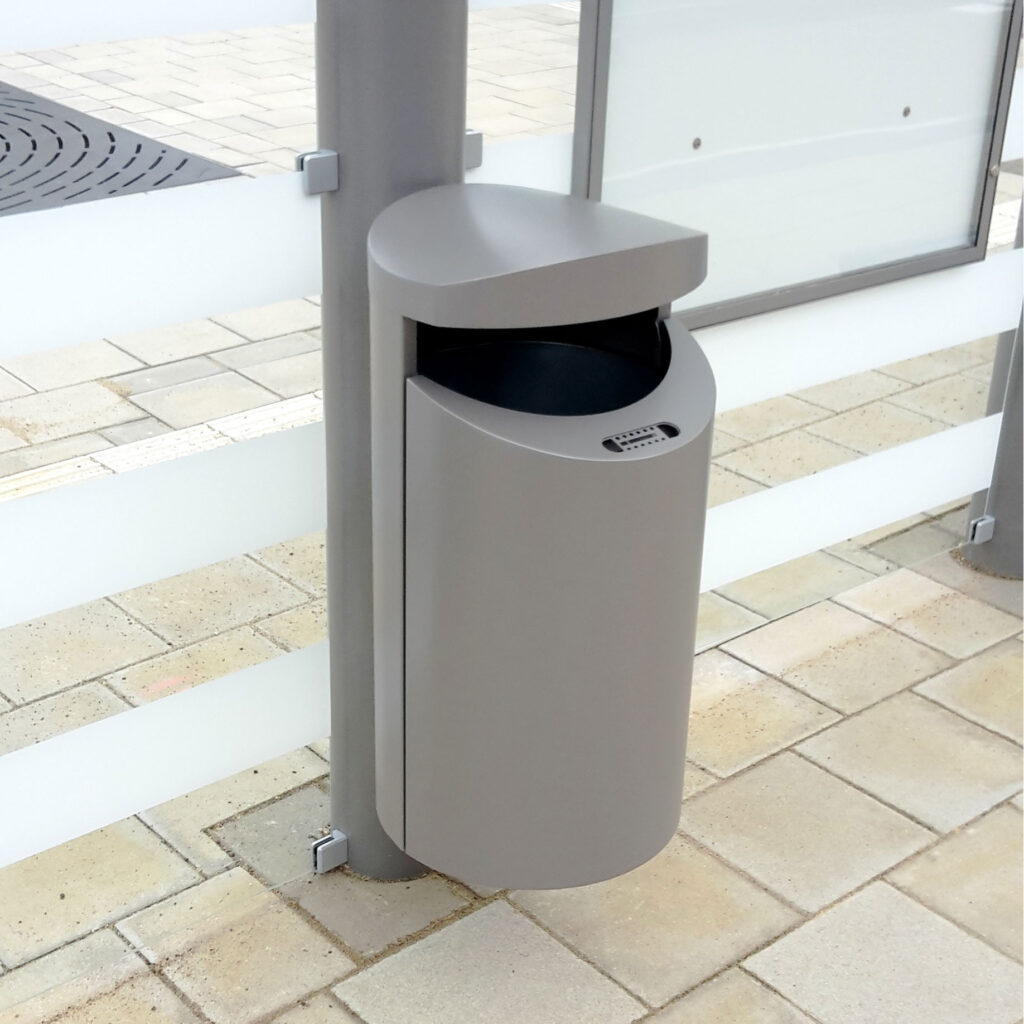 Abfallbehälter M-44 montiert an Stütze