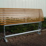 Anlehnstützbank LEAN mit Fußstütze