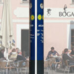 3-seitige ARCUS Stele 600 in Erlangen mit Uhr