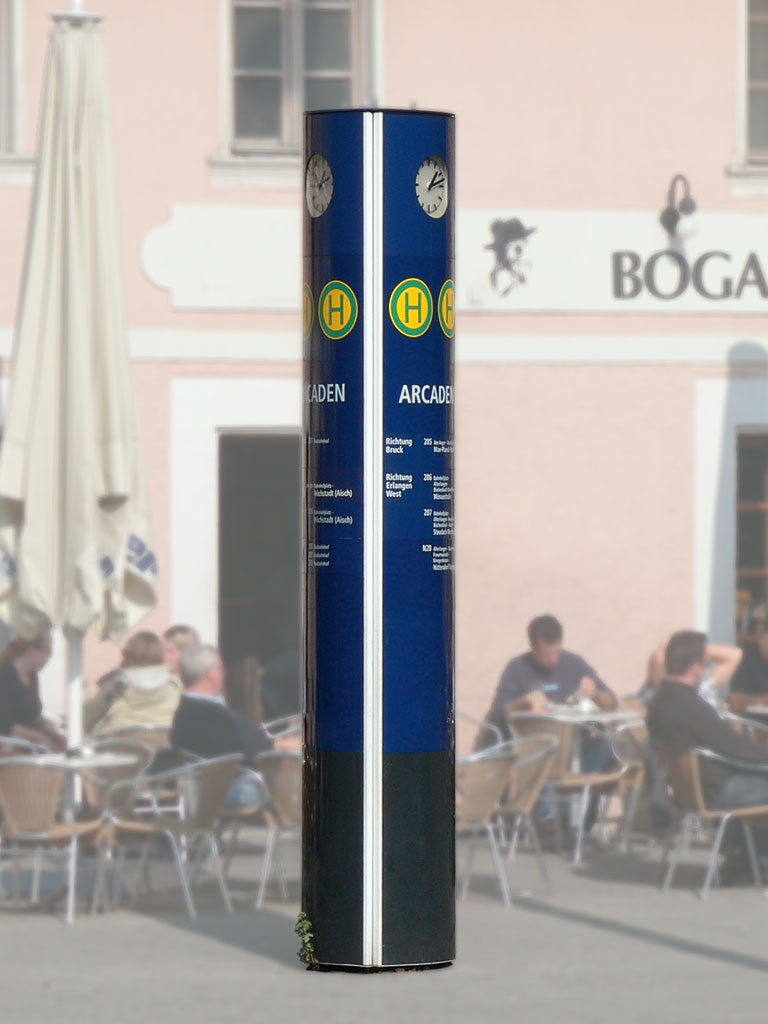 3-seitige ARCUS Stele 600 in Erlangen mit Uhr