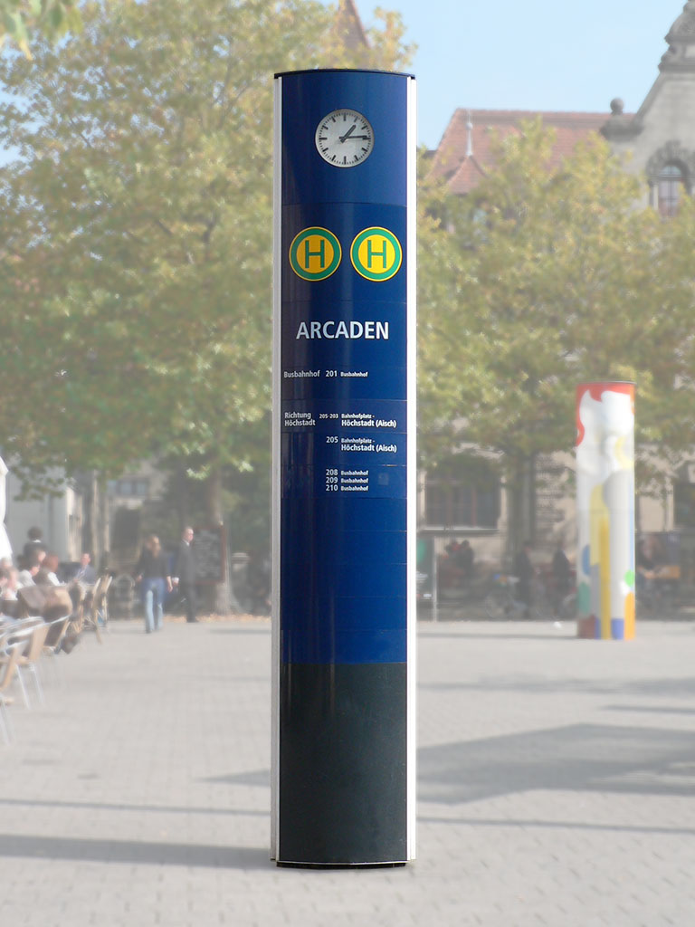 Frontansicht ARCUS Stele 600 in Erlangen 3-seitig