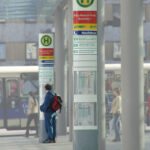 ARCUS Stele mit farbiger Haltestellenkennzeichnung