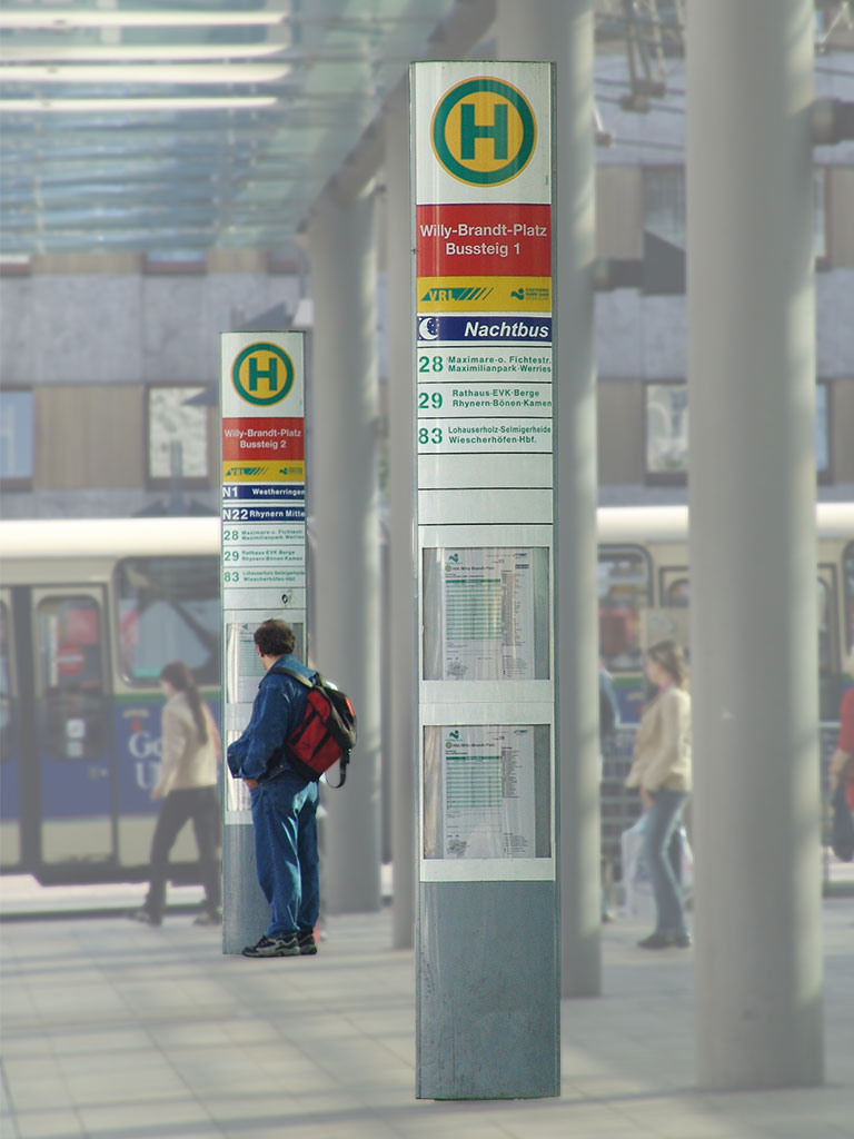 ARCUS Stele mit farbiger Haltestellenkennzeichnung