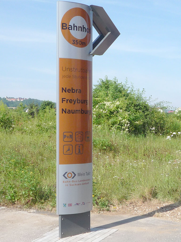 ARCUS Stele Unstruthbahn mit Pfeilelement