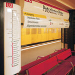 ARCUS Band und ARCUS Wandschild in der U-Bahn Berlin
