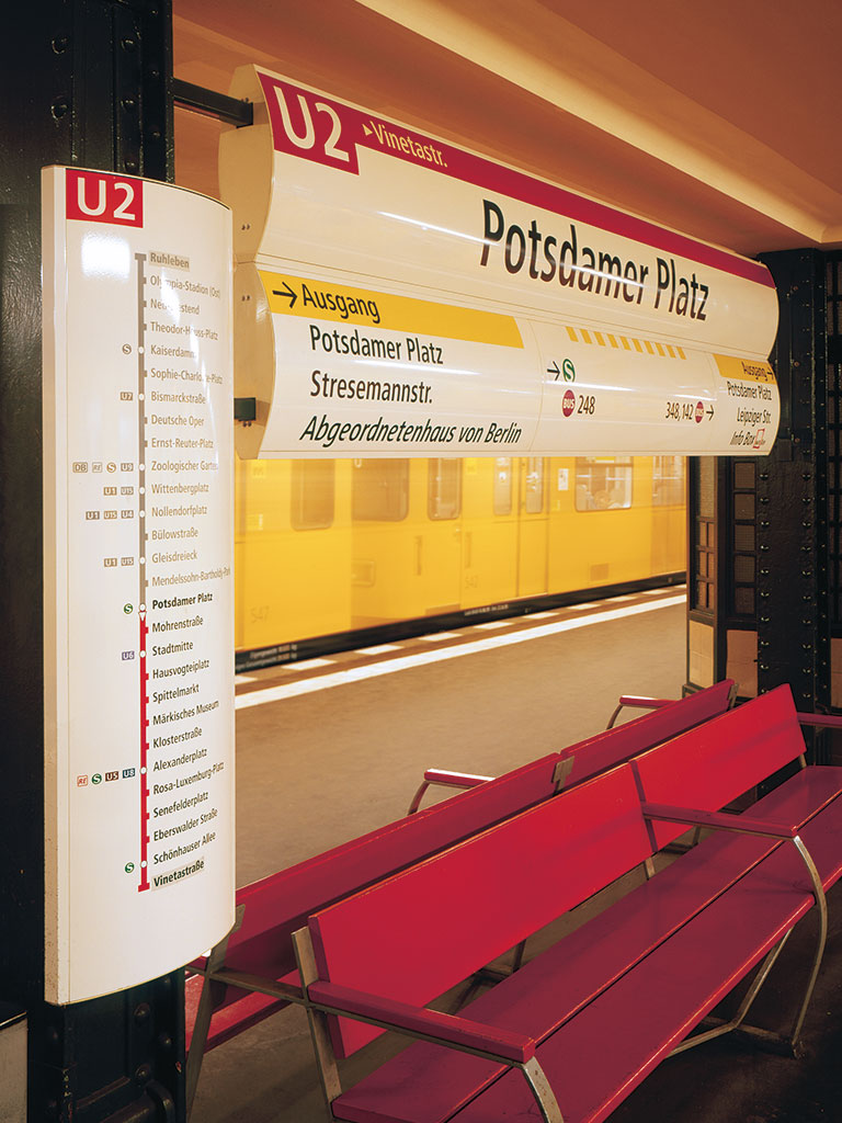 ARCUS Band und ARCUS Wandschild in der U-Bahn Berlin
