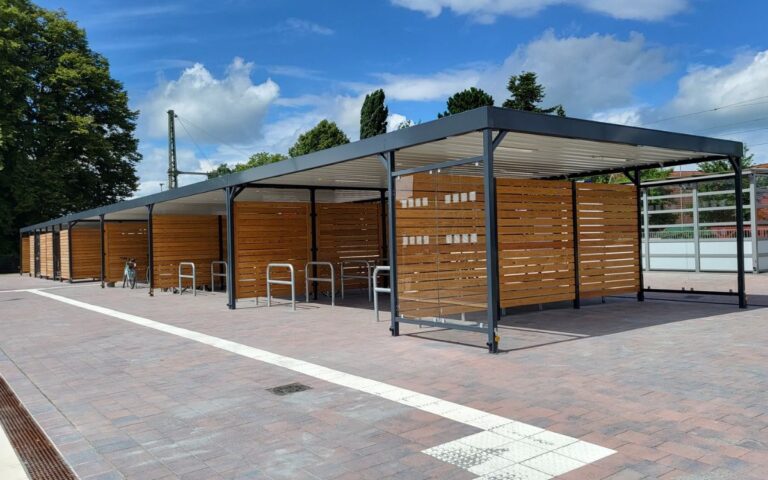 Offener Wartebereich der Fahrradüberdachung System PROTECT in Sagehorn