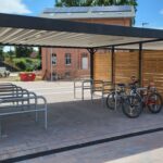 Freier Zugangsbereich der Fahrradüberdachung PROTECT mit Fahrradbügeln