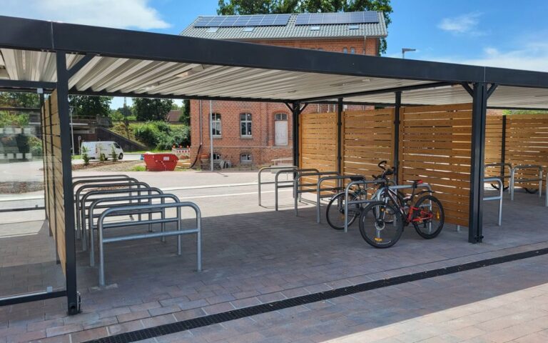 Freier Zugangsbereich der Fahrradüberdachung PROTECT mit Fahrradbügeln