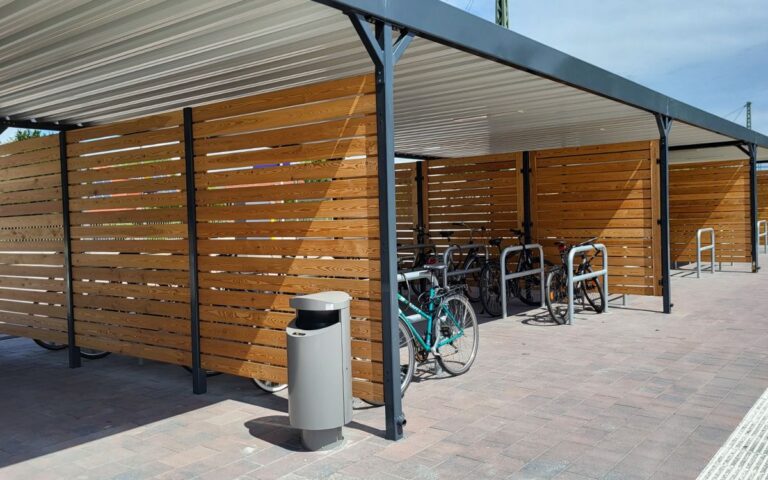 Durchgangsbereich der Überdachung PROTECT mit Abfallbehälter