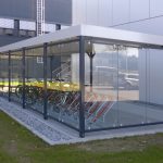 Farbliche Anpassung der neuen Überdachung PROTECT an die Gebäudefassaden