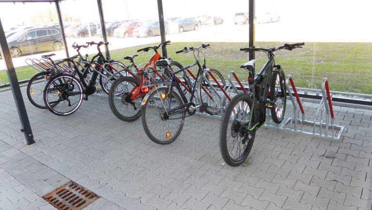 Separater Teilbereich für Fahrräder in der neuen Überdachung PROTECT