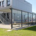 Rückwände der Überdachung PROTECT mit Glasscheiben bieten große Transparenz