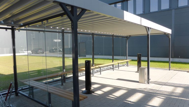 Separater Bereich für Raucher in der neuen Überdachung PROTECT