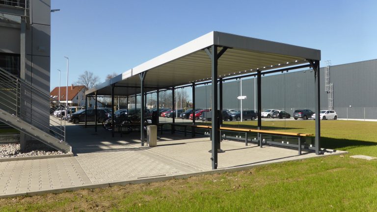Überdachung PROTECT mit Teilbereichen für Fahrräder und Raucher