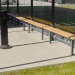 Sitzbänke mit Holzbelattung im Raucherbereich