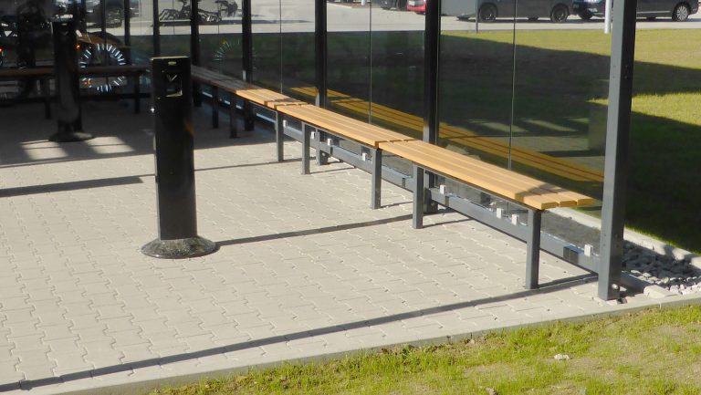 Sitzbänke mit Holzbelattung im Raucherbereich