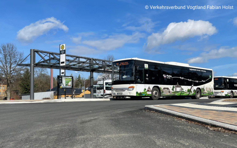 Busbahnhof Rodewisch mit doppelzeiliger Überdachung System O und MODULAR-F mit DFI Anzeige