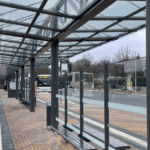 Sitzbänke mit Windschutzwänden am Rodewischer Busbahnhof