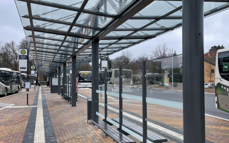 Sitzbänke mit Windschutzwänden am Rodewischer Busbahnhof