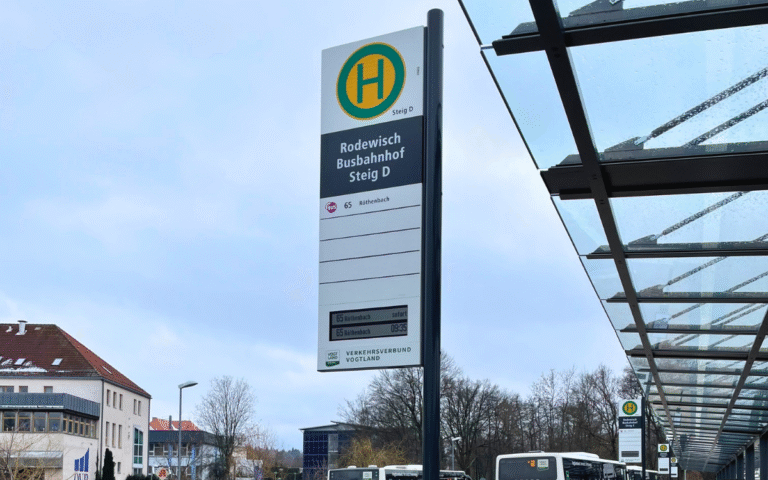 Fahrgastinformationssystem MODULAR-F mit DFI Anzeige am Busbahnhof Rodewisch