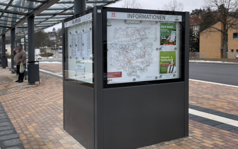 4-seitige Informationsanlage für Aushang-Informationen am Rodewischer Busbahhnhof