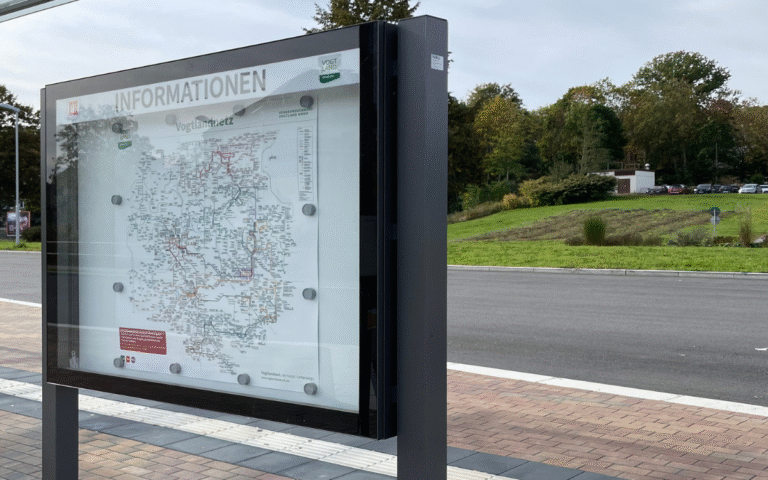 Informationsvitrinen mit LED-Beleuchtung für Aushänge am Rodewischer Busbahnhof