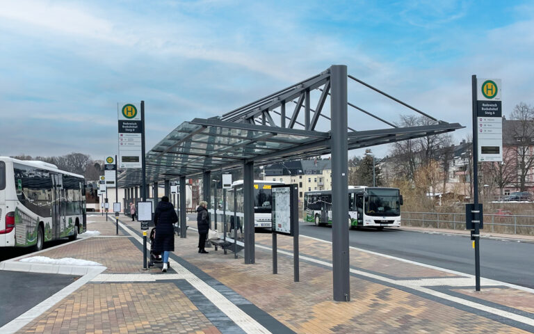 Busbahnhof Rodewisch mit doppelzeiliger Überdachung System O und MODULAR Fahnenschildern