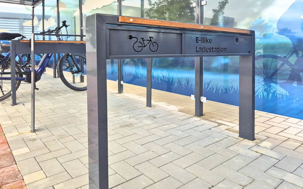 E-Bike Ladebügel mit Technikfach für Ladegräte