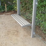 Einhängesitzbank Typ SIT-TY mit einer Sitzfläche aus eloxierten Aluminiumprofilen