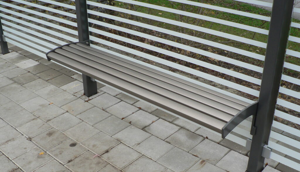 Einhängesitzbank Typ SIT-TY mit einer Sitzfläche aus eloxierten Aluminiumprofilen