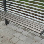 Einhängesitzbank Typ SIT-TY mit einer Sitzfläche aus eloxierten Aluminiumprofilen