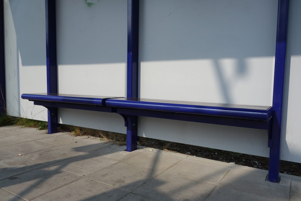 Einhängesitzbank Typ L mit Holzeinlegern