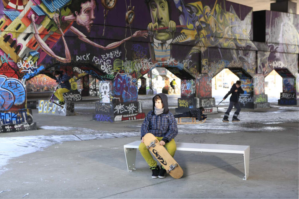 Sitzbank ENSEMBLE als frei aufgestellte Hockerbank komlett aus Stahl