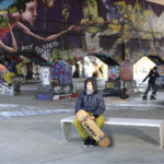 Sitzbank ENSEMBLE als frei aufgestellte Hockerbank komlett aus Stahl