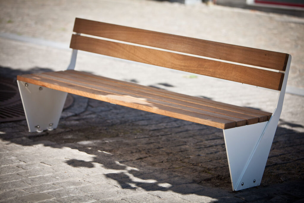 Sitzbank ENSEMBLE mit Sitz- und Rückenfläche aus Holz