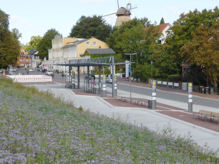 Bussteig am ZOB Eutin mit neuer Überdachung Typ O