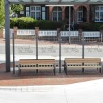 Windschutzwand mit Stadtdekor Eutin unter der Überdachung Typ O