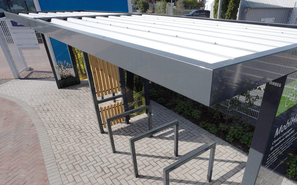 Dacheindeckung mit Trapezblech der Wartehalle CLEAN
