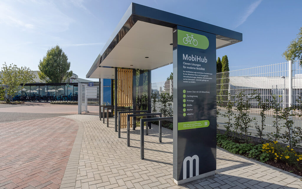 Informationsstele FIS 6-N als Seitenwand der Überdachung CLEAN