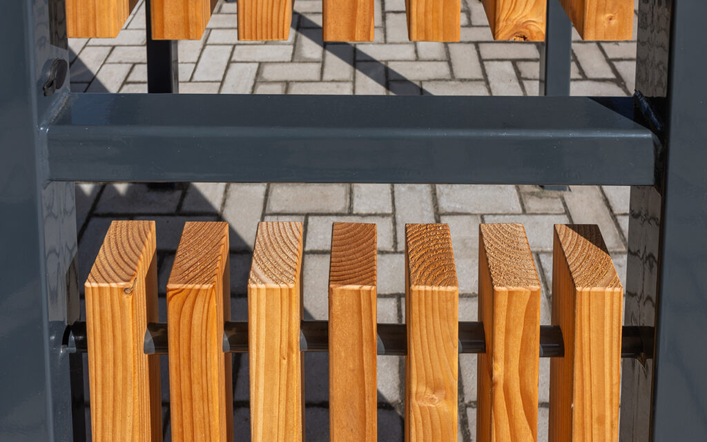 Holzdekor als Trennelement der Überdachung CLEAN