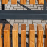 Holzdekor als Trennelement der Überdachung CLEAN