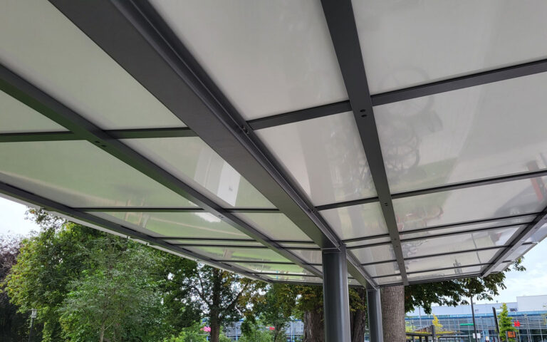 LED Spots im Unterzug der Überdachung System O mit Gründach