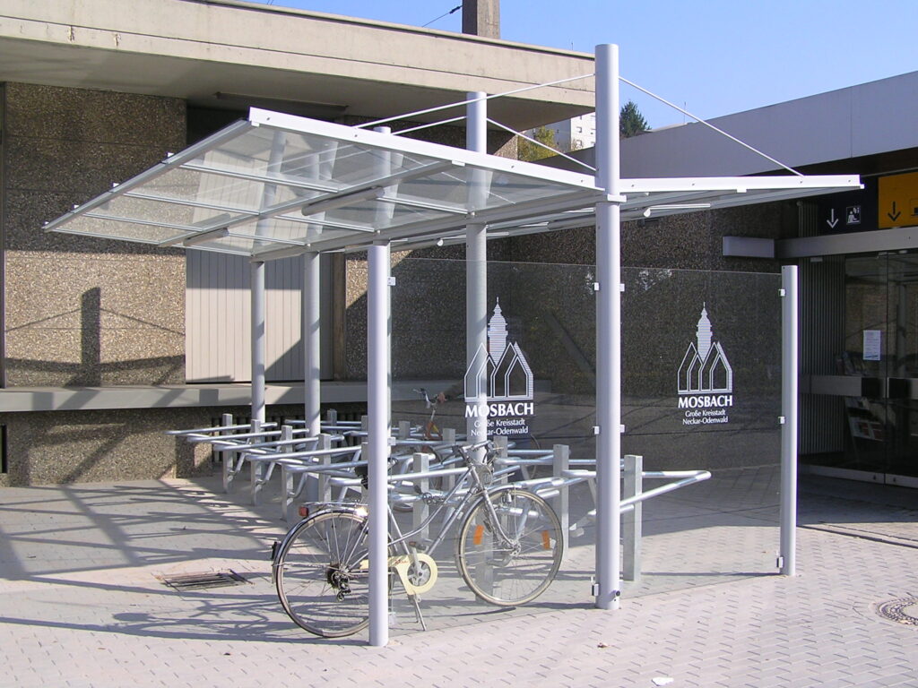 Ansicht einer doppelzeilige Fahrradabstellanlage Typ O mit Mittelstützen und Seitenwänden in Mosbach