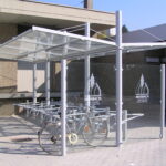 Ansicht einer doppelzeilige Fahrradabstellanlage Typ O mit Mittelstützen und Seitenwänden in Mosbach