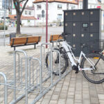 Hoch-Tief-Parker für 14 Fahrräder und Ladeschrank mit 14 Fächern