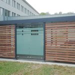 Fahrradüberdachung PROTECT Seitenwand mit Glas- und Holzelementen